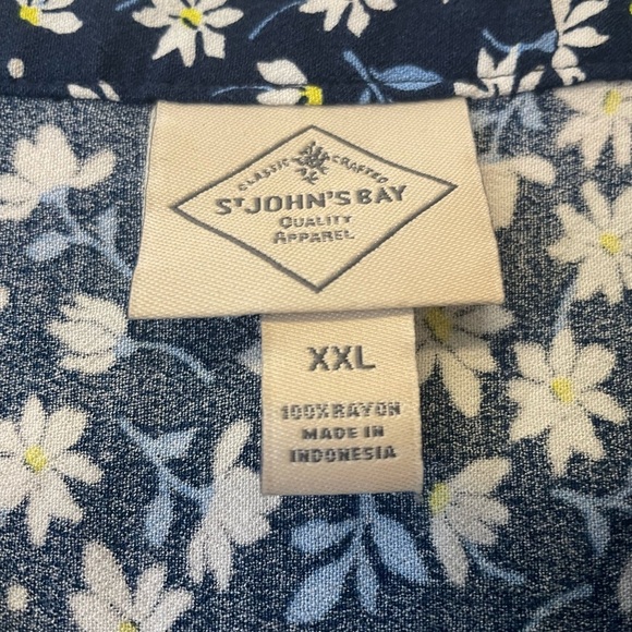 NWOT St. John’s Bay Floral Blouse Navy Print Size XXL - Picture 3 of 5